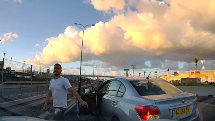האלימות בכבישים: כתב אישום נגד הצעיר מעכו שהכה נהג במוט ברזל