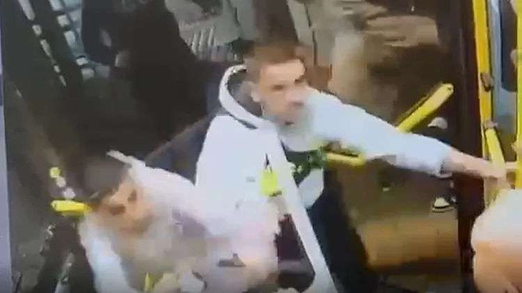 בן 16 נעצר בחשד לתקיפת נהג אוטובוס בקריית אתא • תיעוד