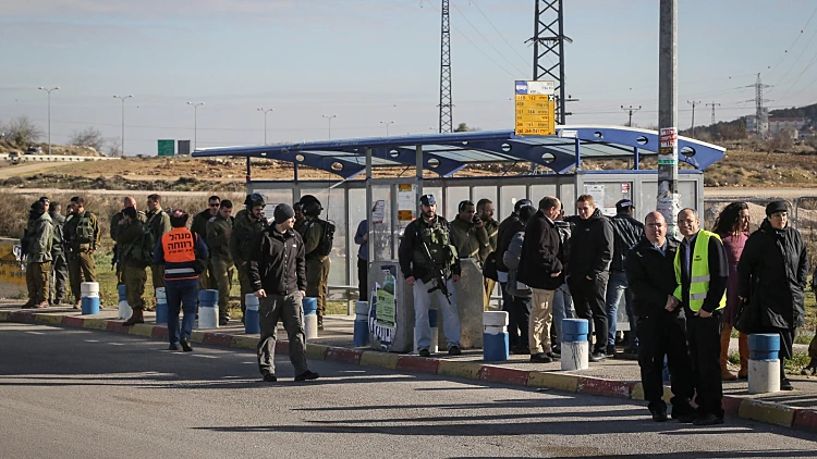 חיילים בתחנת אוטובוס