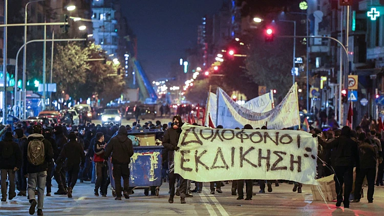 הפגנות ביוון בעקבות ירי בנער בן 16