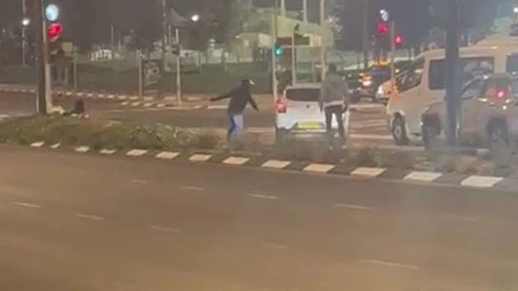 נעצר חשוד בתקיפה שניסה לדרוס רוכב אופנוע בבאר שבע | תיעוד