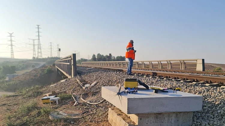 חשש לשיבושים ברכבת: כבלי תקשורת נגנבו מהמסילה סמוך לרהט