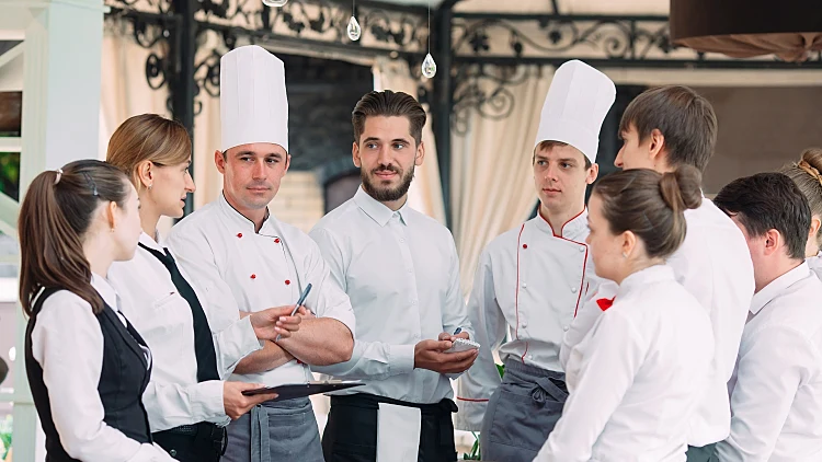 מנהלת מסעדה פוטרה לאחר שאמרה לעובדים: "אם הכלב שלכם מת – תביאו את גופתו לעבודה" | רשת 13