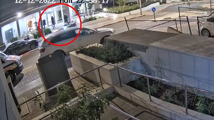 תיעוד: רוכבי קטנוע יורים על בניין באור יהודה ומשליכים רימון הלם