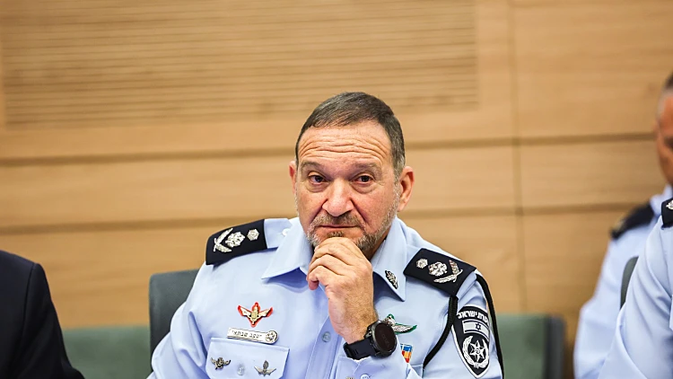 ביקורת במשטרה על המפכ"ל: הקצין זרק את הרימון באישורו