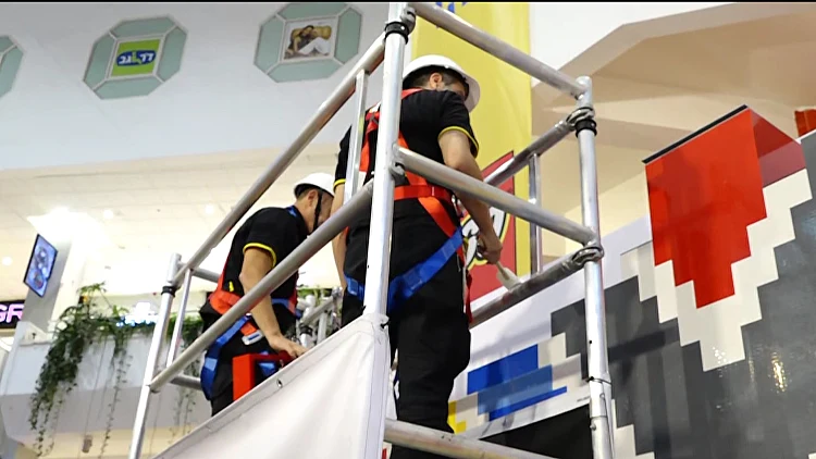 בשידור חי: החנוכיה הגדולה בעולם שמורכבת מלגו שברה שיא גינס