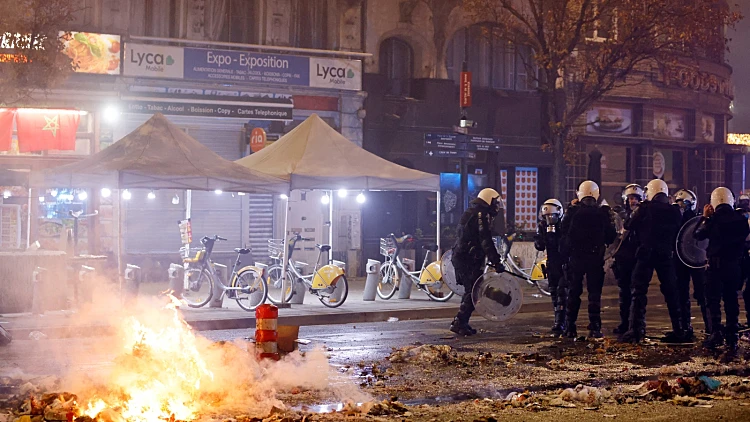 מהומות אחרי ההפסד: בן 14 נדרס למוות בצרפת, כ-100 נעצרו