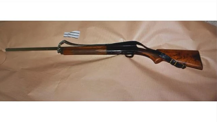 רובה הציד שעל פי החשד שימש את רוני אבו עואד לרצוח את אמו