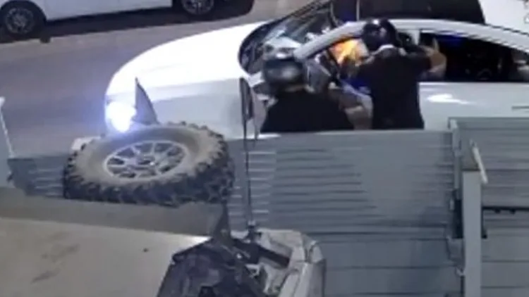 באיומי אקדח: שני צעירים מואשמים בשוד שעון יוקרה מגבר בראשל"צ