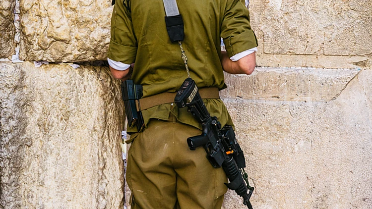 חייל צה"ל בכותל