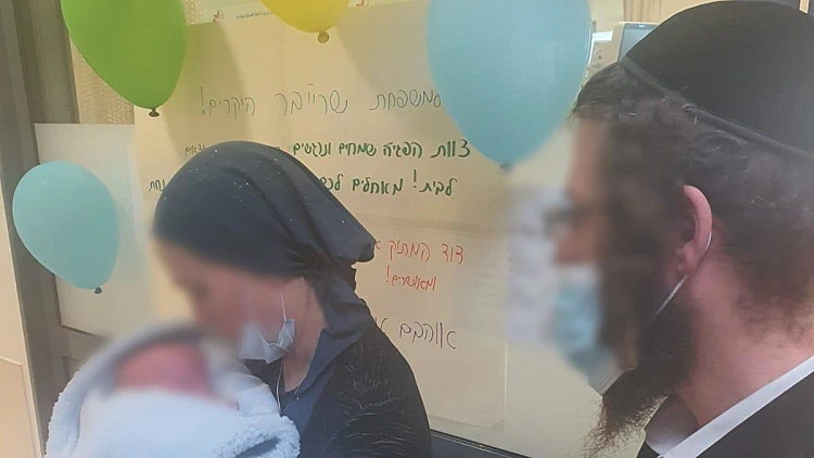 אהובה שרייבר עם בעלה והתינוק שלהם