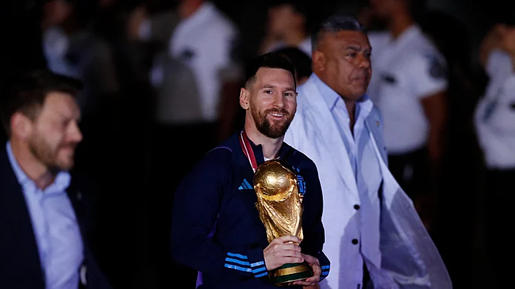 אחרי הזכייה במונדיאל: נבחרת ארגנטינה נחתה בבואנוס איירס