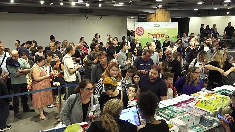 שיגעון "כראמל": אלפי ילדים ובני נוער בתורי ענק להשקת ספר חדש