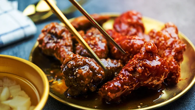 Deep,fried,chicken,wing,with,garlic,sauce,and,spicy,sauce