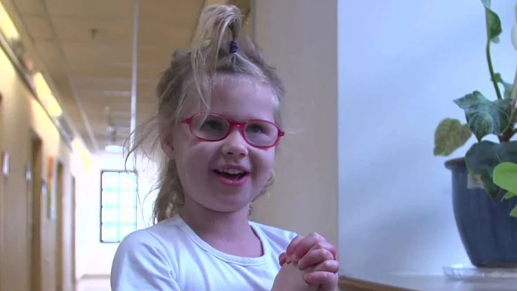 "קיבלנו חיים בחזרה": הילדה שהתחרשה בגלל חיידק - ולמדה לשמוע