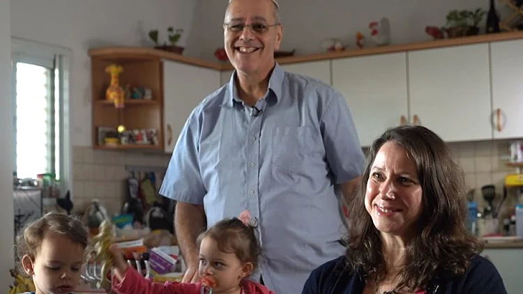 שנים של טיפולי פוריות: בגיל 54 טליה התחתנה - וילדה תאומים