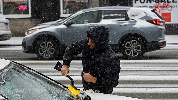 הטמפרטורות צונחות, 9,000 טיסות בוטלו: "פצצת הציקלון" מכה בארה"ב