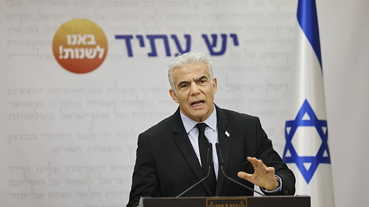 אחרי הביקורת: לפיד יגיע להפגנה נגד המהפכה המשפטית במוצ"ש