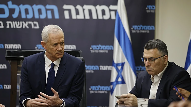 סקר חדשות 13: כמה מנדטים מקבלים גנץ וסער אחרי הפיצול?