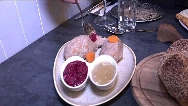 מגפילטע פיש ועד קיגל: מסעדת הגורמה היהודית בלב בני ברק