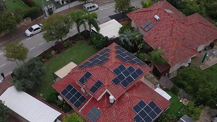 הישראלים שלא מרגישים את הזינוק במחירים - ומייצרים חשמל בעצמם