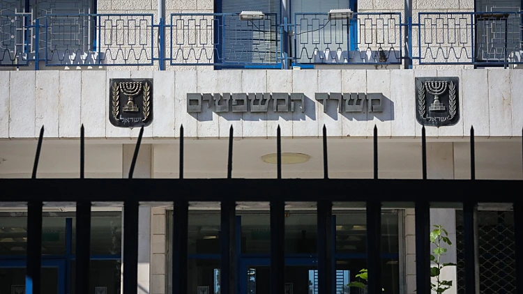 פרסום ראשון: יועמ"שית משרד המשפטים - וההגנה על העוזר החשוד