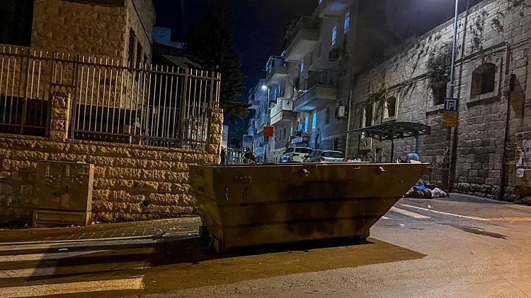 המקום בו נפצעה האישה שנפגעה מהפח שדורדר במהלך הפגנת החרדים