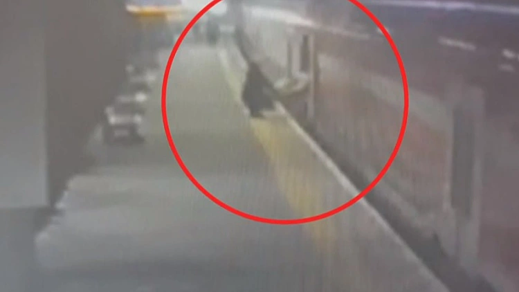 הסיוט של כל הורה: האם ירדה לרגע מהקרון - התינוקת נשארה ברכבת