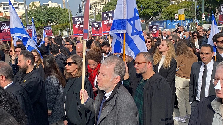 אלפי עורכי דין הפגינו נגד המהפכה המשפטית: "זה יתהפך עלינו"