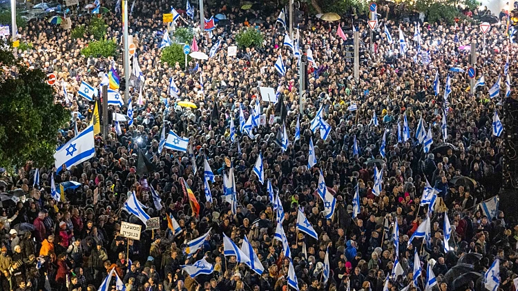 כ-80 אלף מפגינים בכיכר הבימה: "פירוק חומת ההגנה של הדמוקרטיה"