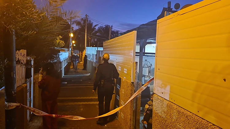 גבר נדקר בביתו בנתניה, מצבו קשה