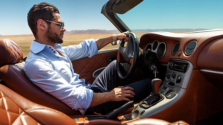 מחקר חדש מצא קשר ישיר בין נהגי מכוניות יוקרה לבין הגודל הזעיר של איבר המין שלהם | רשת 13