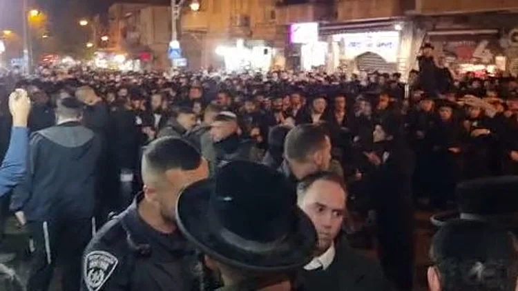 במהלך הפגנה נגד חנות סלולר: עימותים בין חרדים למשטרה בי-ם