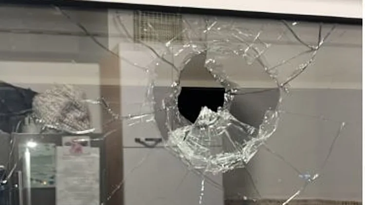 הבית שנפגע מירי בשקד