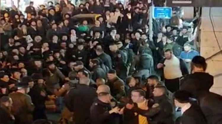 ערב שני של מהומות בי-ם: המחאות האלימות נגד חנויות הסלולר