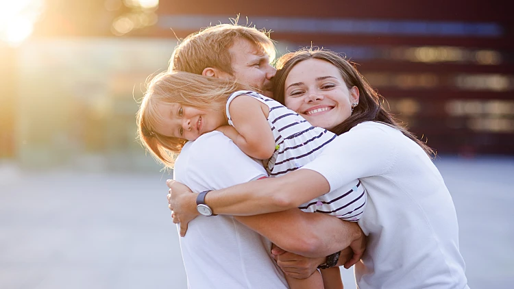 הורים וילדה