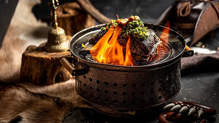 נתח אסאדו מהמעשנה מוגש בגריל אישי