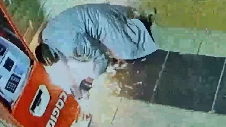 ניסר כספומט וגנב לביתו: בן 51 מהצפון מואשם בגניבה • תיעוד