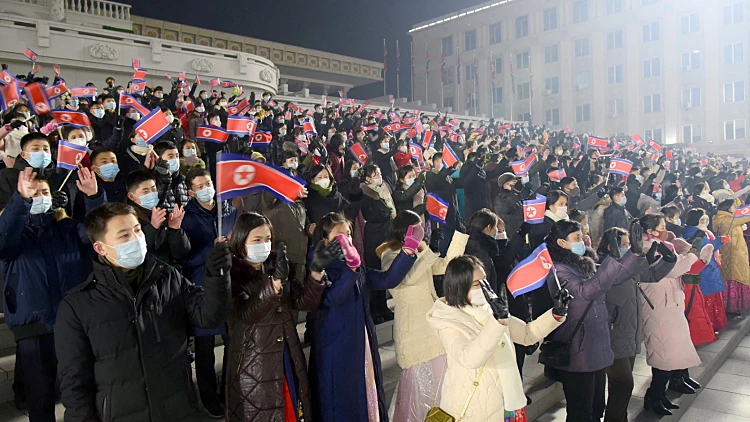 תושבי פיונגיאנג חוגגים את השנה החדשה עם מסכות