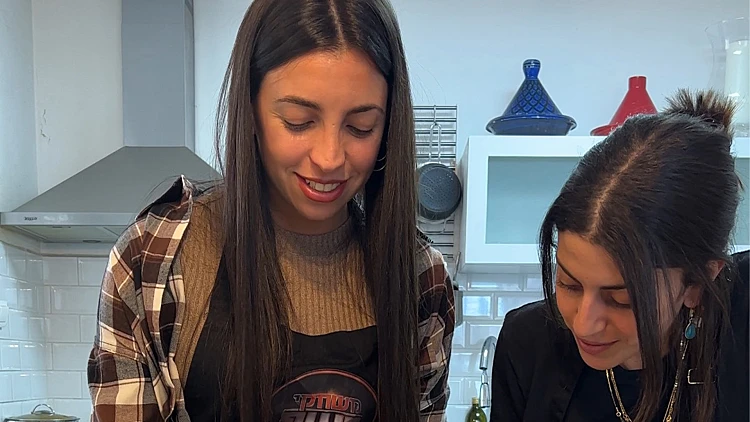 נהנות במטבח: עדן טל וזהר ששון מכינות סלט מנגולד