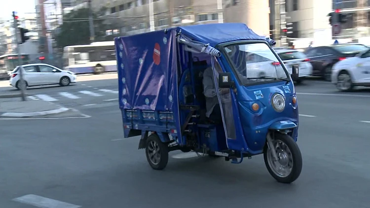 זהירות, ריקשה לפניך: כלי הרכב החשמלי שכובש את ערי המרכז