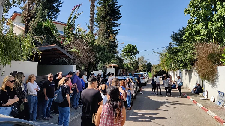 בעקבות תחקיר "המקור": הפגנה מול בית הרופא שאנס את אחותו