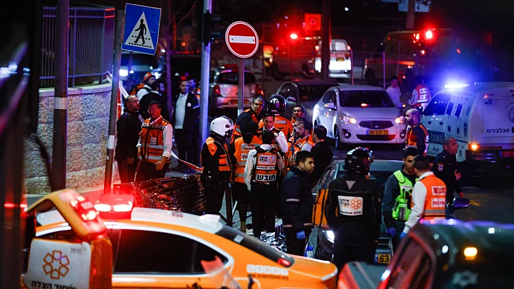 פיגוע בערב שבת: 7 נרצחים מירי מחוץ לבית כנסת בירושלים
