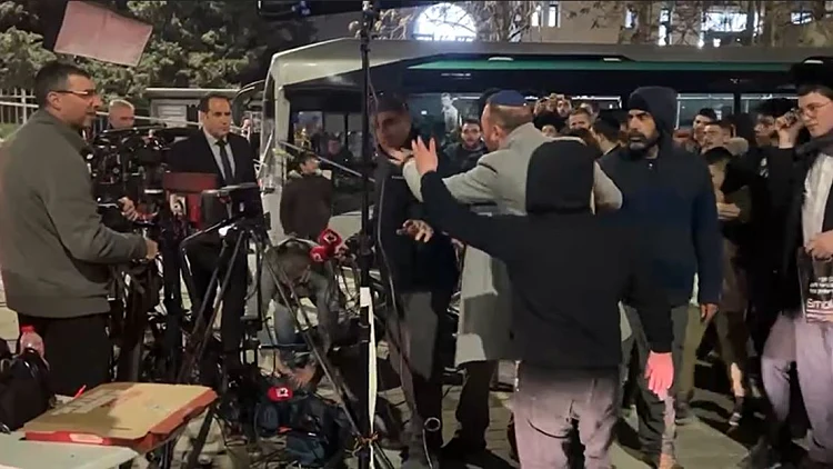 המפכ"ל מגנה את תקיפת צוות חדשות 13: "נחצה פה קו"