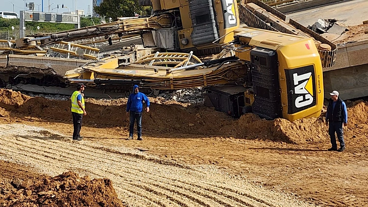 גשר בראשון לציון קרס בזמן עבודות, נהגים נפצעו