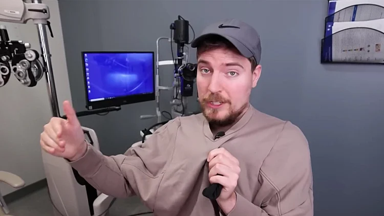 רואים בזכות כוכב הרשת: יוטיובר מימן ניתוח לאלף לקויי ראייה