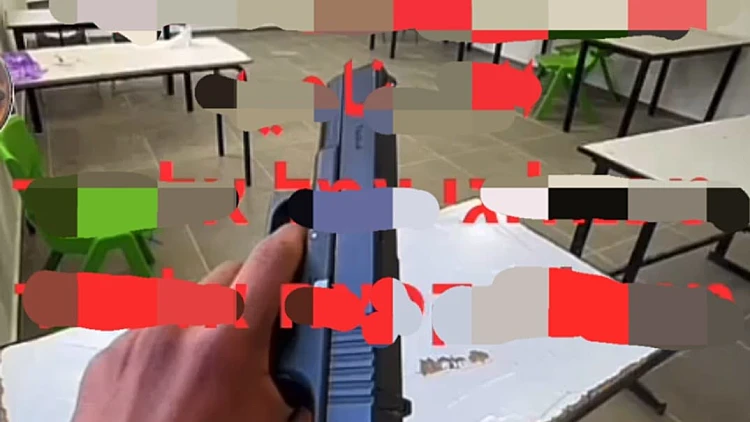 נשק וסמים בבית הספר: בן 17 הצטלם עם אקדח בכיתה - ונעצר