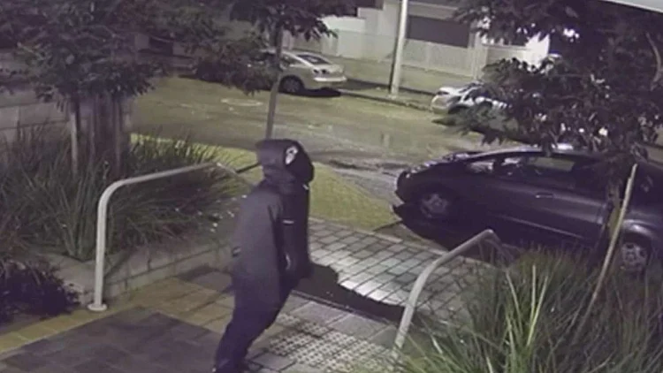 משוטט בשכונה, פורץ - ונמלט אחרי שעה: תיעוד החשוד באונס בגדרה