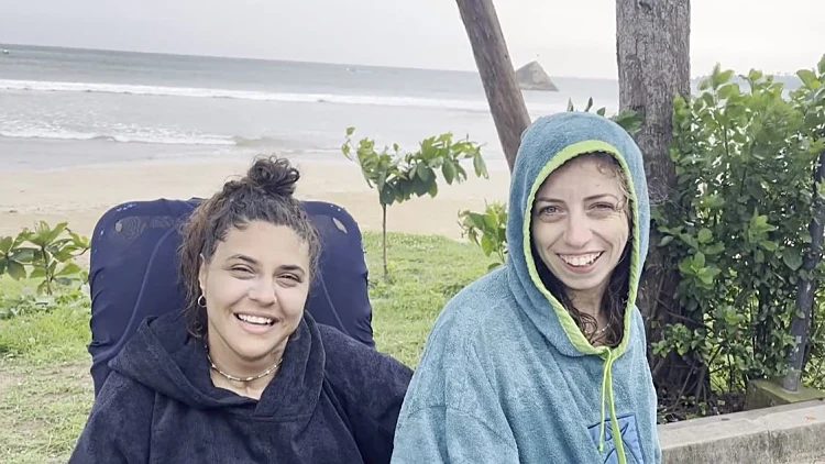 "הרגשתי שאני עפה": גולשות הגלים שהתגברו על המוגבלות