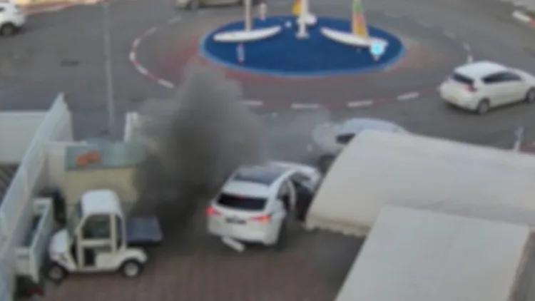 הילדים נכנסים לרכב - והמטען מתפוצץ | תיעוד מנהריה